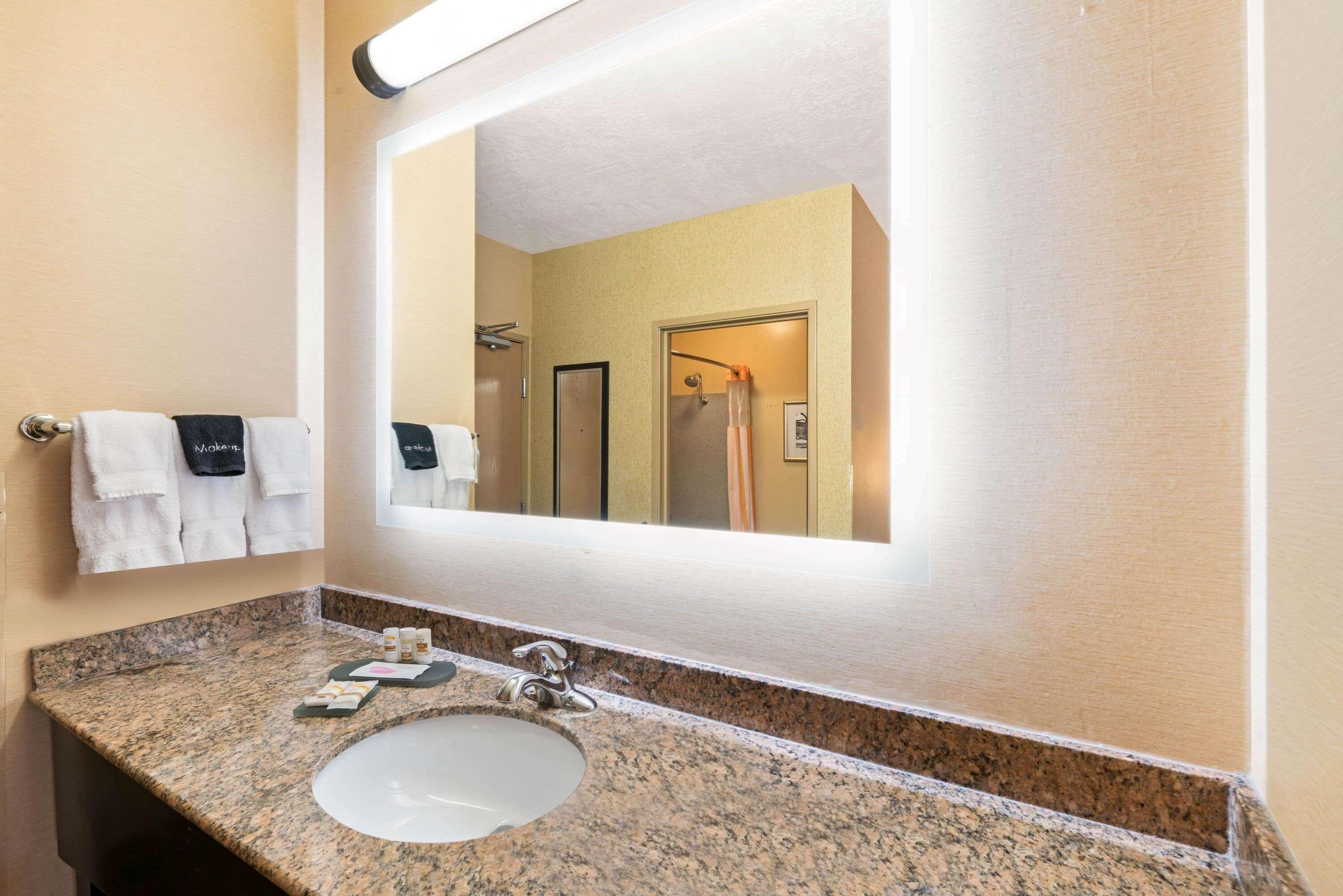 La Quinta By Wyndham Logan Hotel Luaran gambar