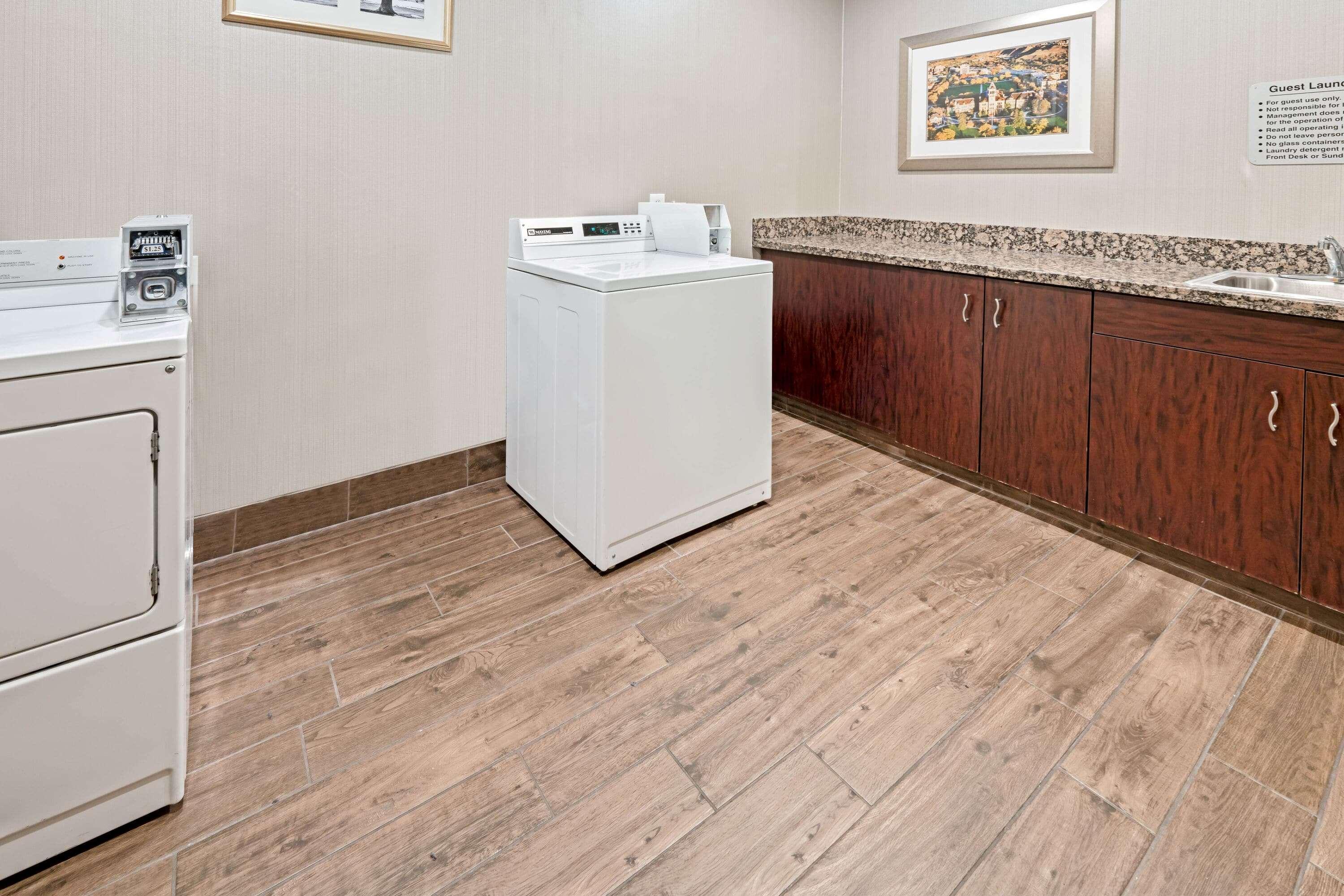 La Quinta By Wyndham Logan Hotel Luaran gambar